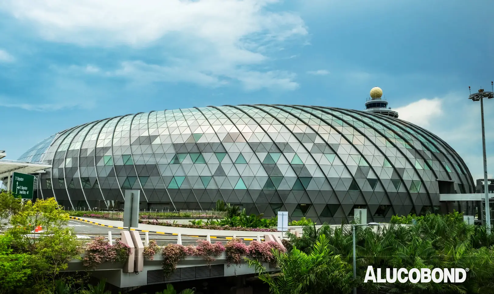 <strong>Project name:</strong> Jewel@Changi Airport-Dome | <strong>Location:</strong> Singapore | <strong>Product:</strong> ALUCOBOND® PLUS 4mm | <strong>Architect:</strong> Safdie Architect/RSP Architect | <strong>Fabricator/Installer:</strong> Mero Asia Pacific Pte Ltd | <strong>Colour:</strong> Sunrise Silver Metallic 600, Jewel Silver Grey 9696 (custom) | <strong>Completed year:</strong> 2018 | <strong>Photo Credit:</strong> Fotograffiti and Shutterstock