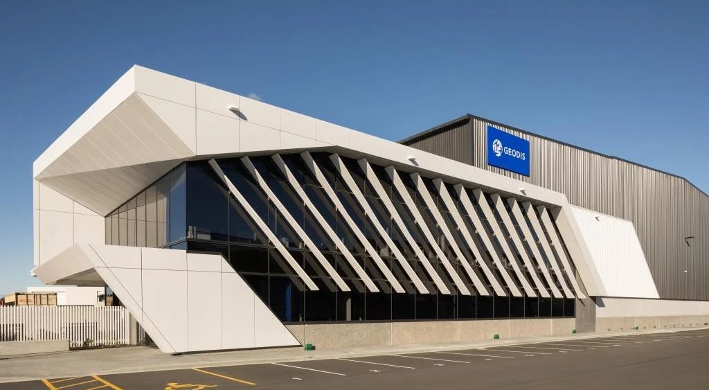 Alucolux solid white aluminium cladding installed at Geodis office and warehouse on Timberly Road, Māngere, Auckland, New Zealand