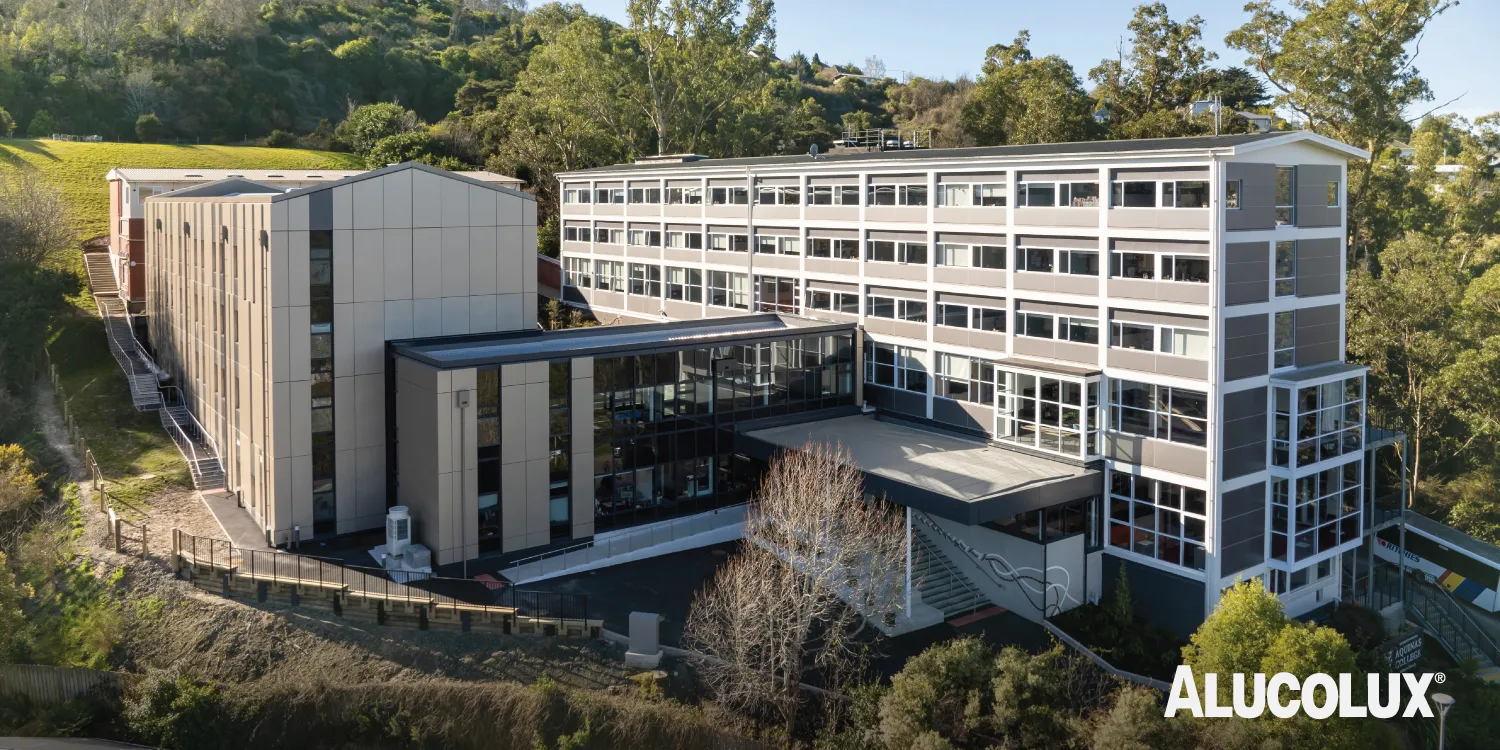 Architectural facade of Aquinas College featuring ALUCOLUX® solid aluminium panels, designed with modern educational exterior cladding using ALUCOLUX® aluminium sheets and high-performance aluminium panel finishes.